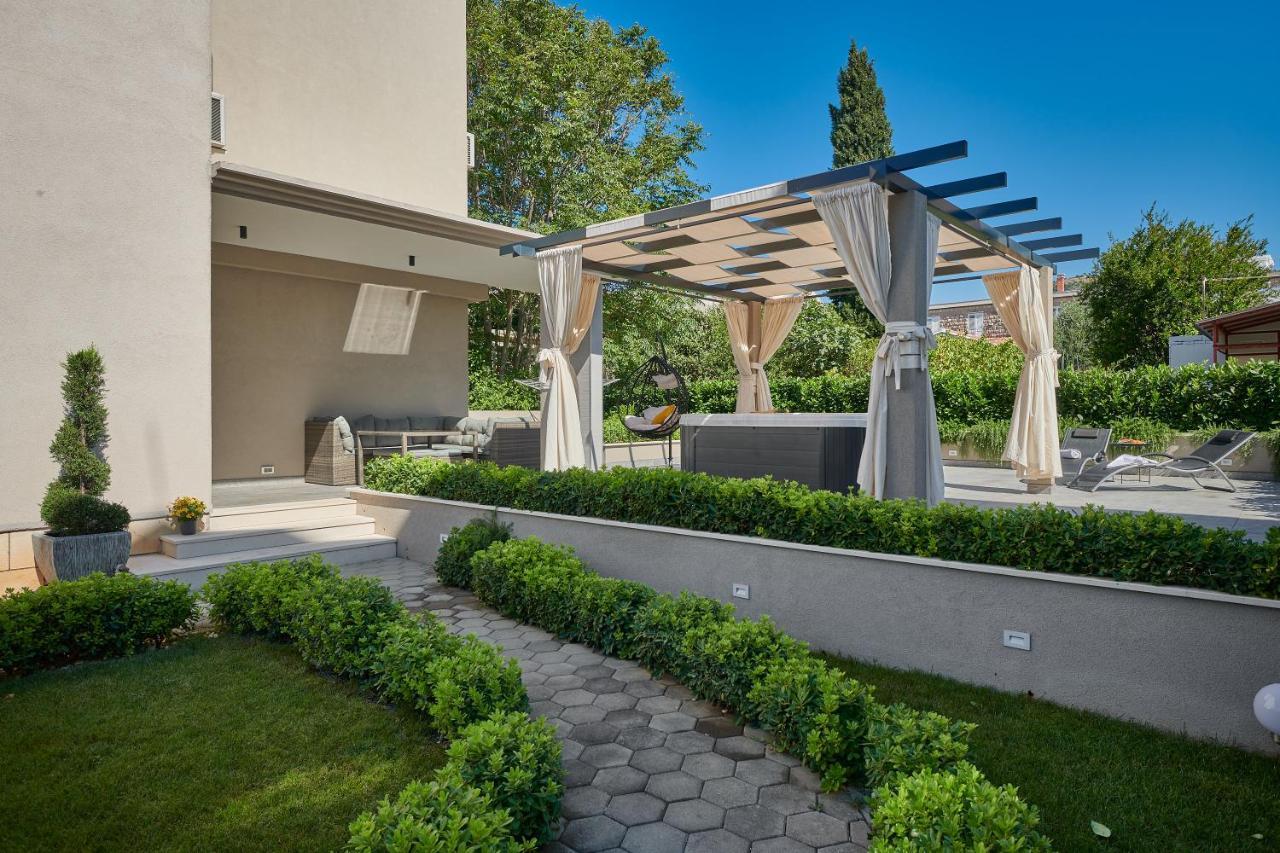 Family - Private Jacuzzi Terrace, Private Parking Apartment *