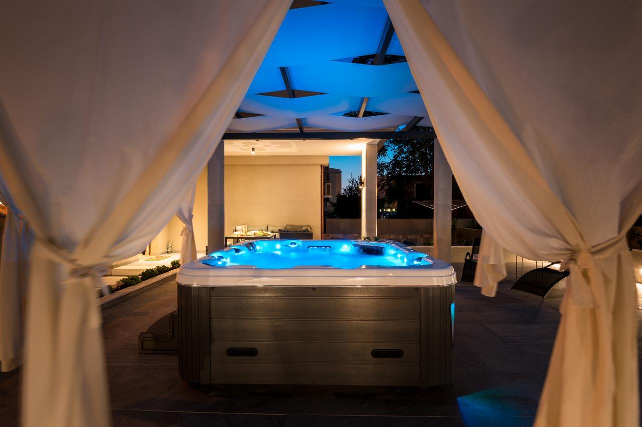Family - Private Jacuzzi Terrace, Private Parking Apartment